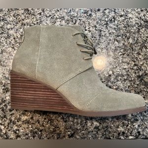 NWT Tom’s Hyde Vetiver Grey Suede boots.